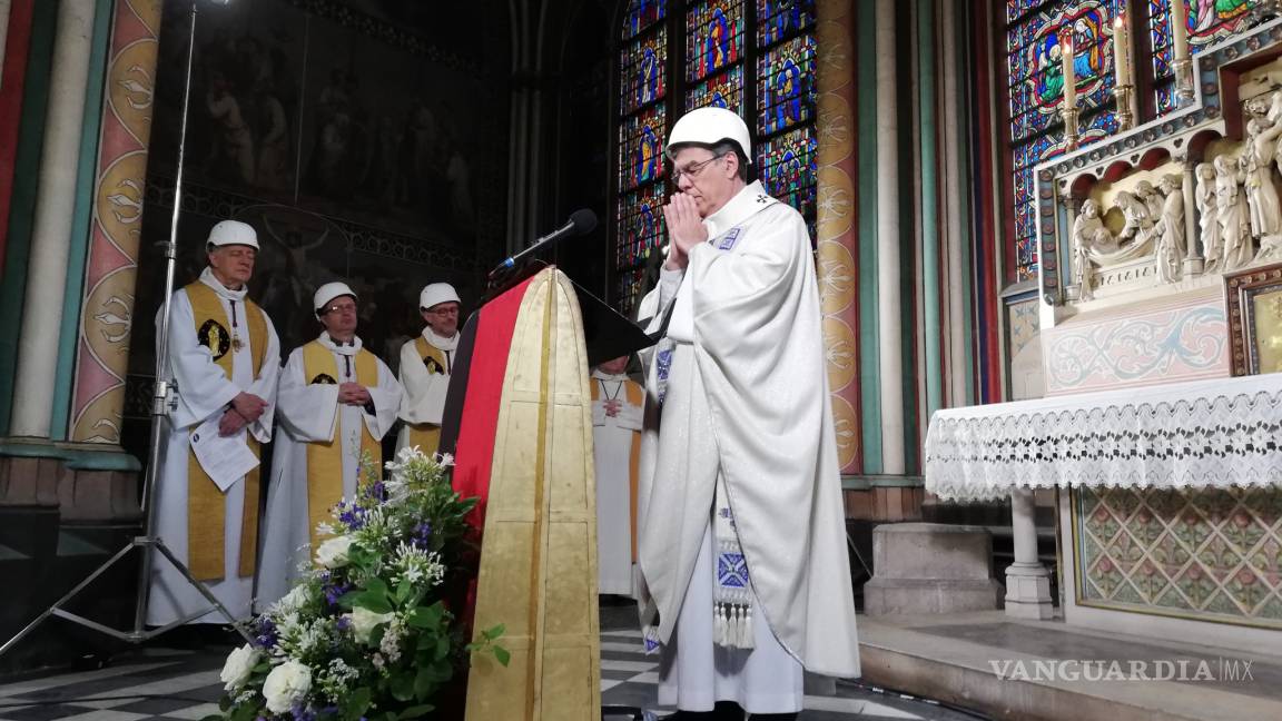 Con cascos y puertas cerradas celebran primera misa en Notre Dame tras incendio