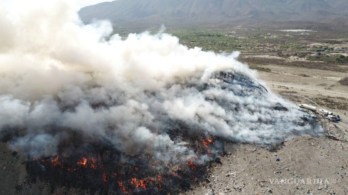 Gigantesco incendio en el relleno sanitario de Saltillo