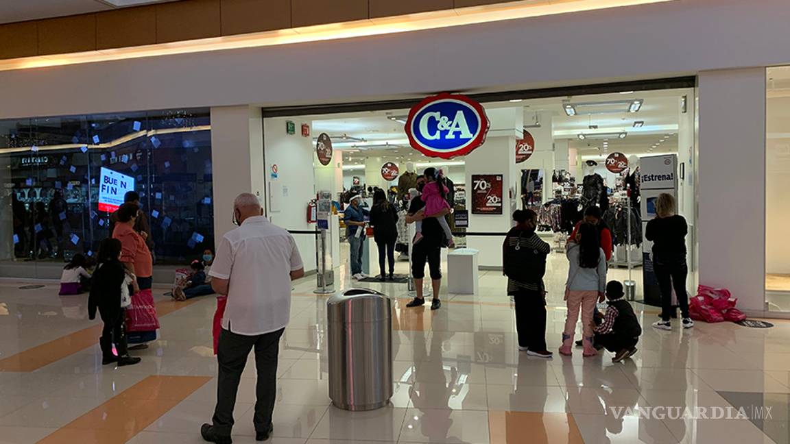 $!Salen saltillenses 'en estampida' a compras del Buen Fin, sin respetar las medidas de sanidad