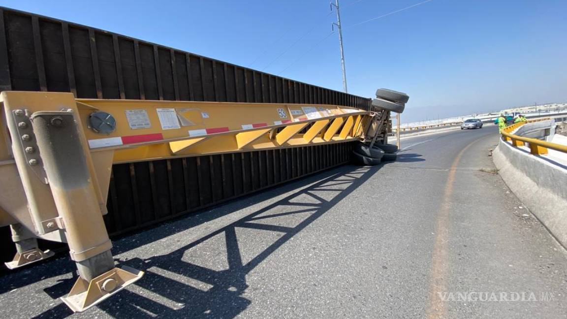 Tras volcadura, contenedor obstruye la carretera a Zacatecas