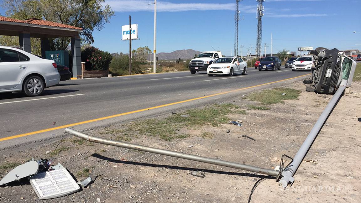 $!Tráiler provoca volcadura de camioneta en Ramos Arizpe