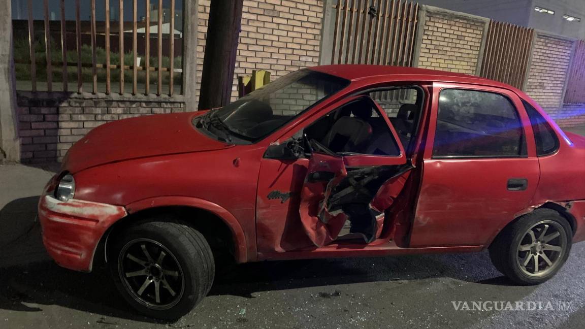 $!El vehículo fue encontrado sobre la banqueta luego del accidente.