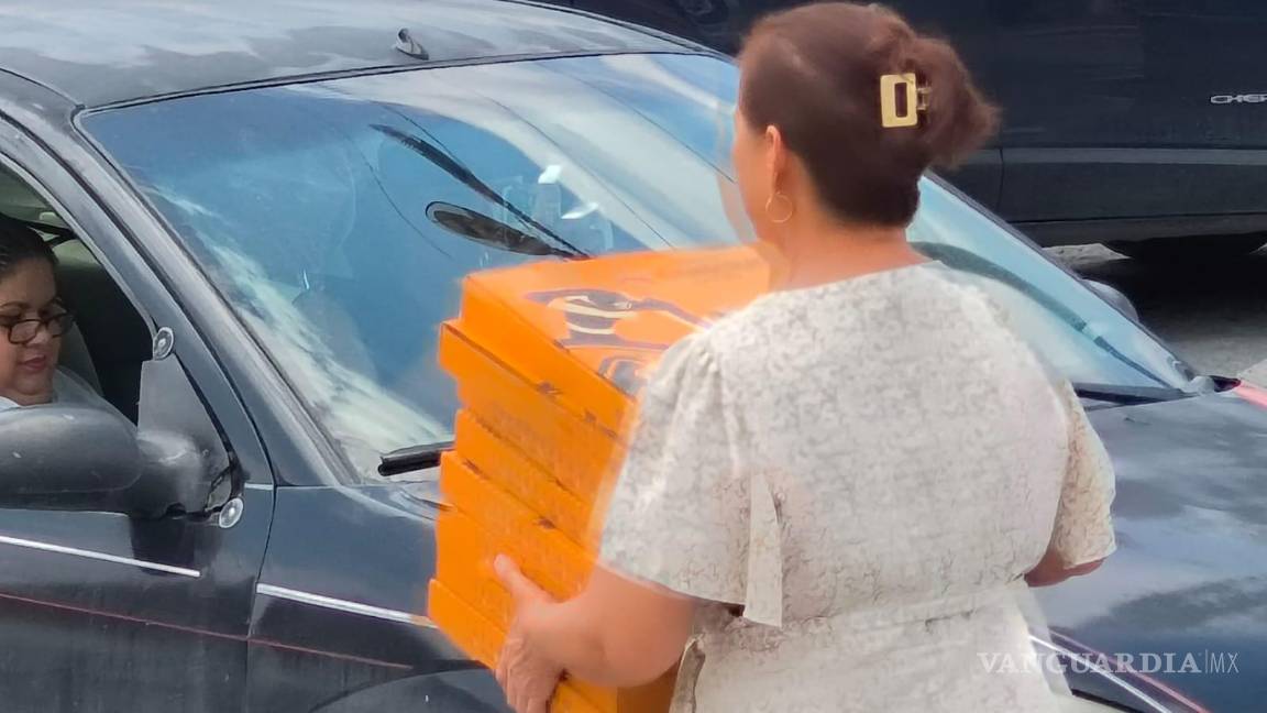 $!Clientes salieron con cajas apiladas tras aprovechar la promoción viral que ofrecía una pizza por 10 pesos.