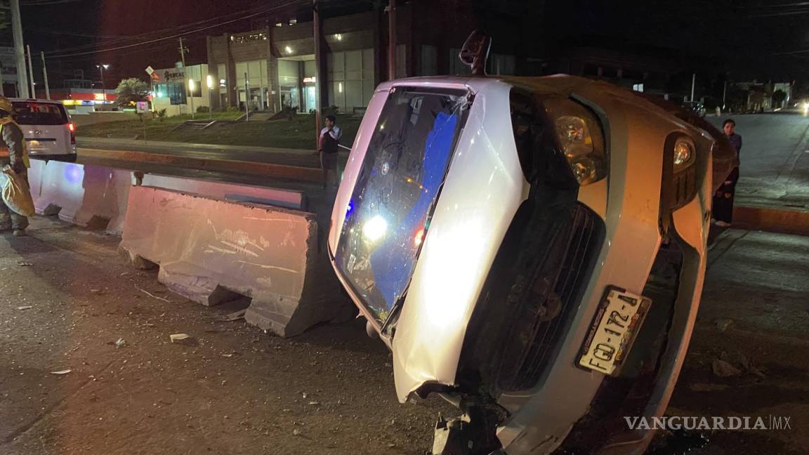 Pierde el control transporte de personal y choca contra auto en Saltillo; deja una persona herida