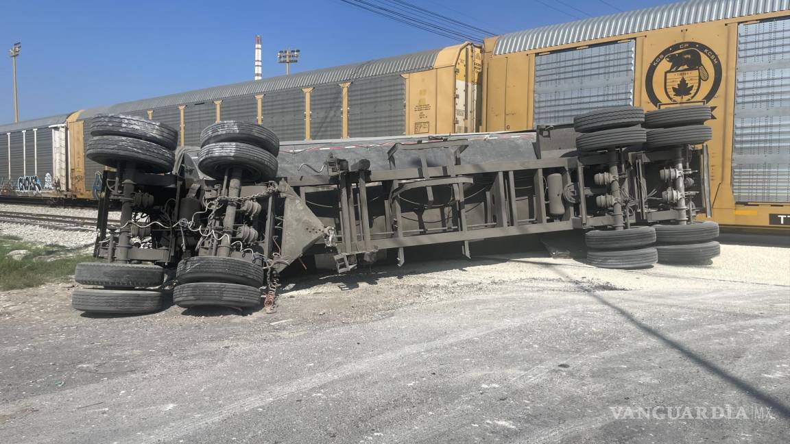 Locomotora embiste y vuelca a tráiler que se le atravesó en Saltillo (VIDEO)