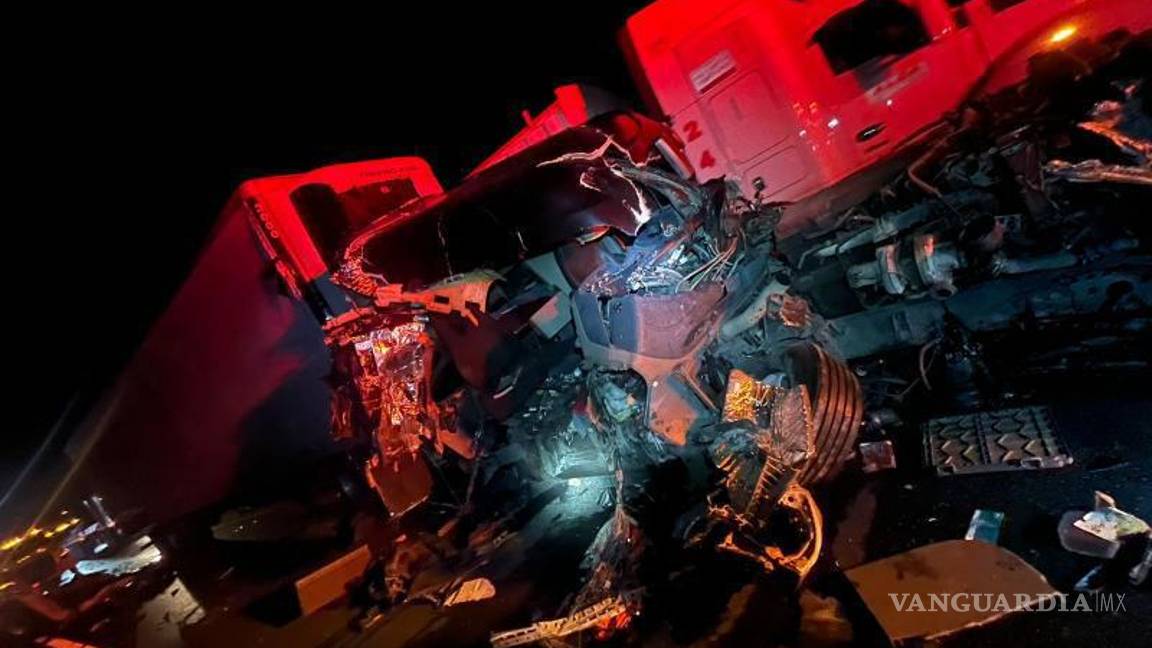 $!Paramédicos evaluaron al conductor Jesús ¨N¨, quien resultó ileso tras el incidente en carretera.