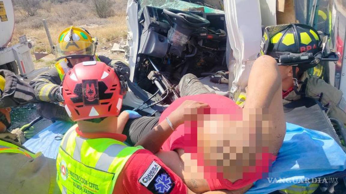 $!Personal de Bomberos de Ramos Arizpe utilizó equipo hidráulico para rescatar al conductor atrapado en la cabina.