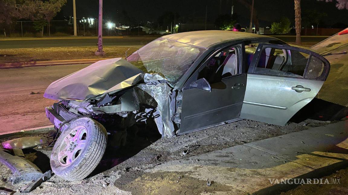 $!El vehículo fue remolcado al corralón tras quedar como pérdida total por los severos daños.