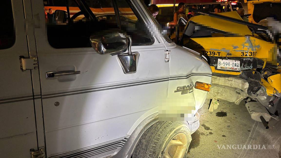 $!La vagoneta Chevrolet causó daños a dos vehículos estacionados.