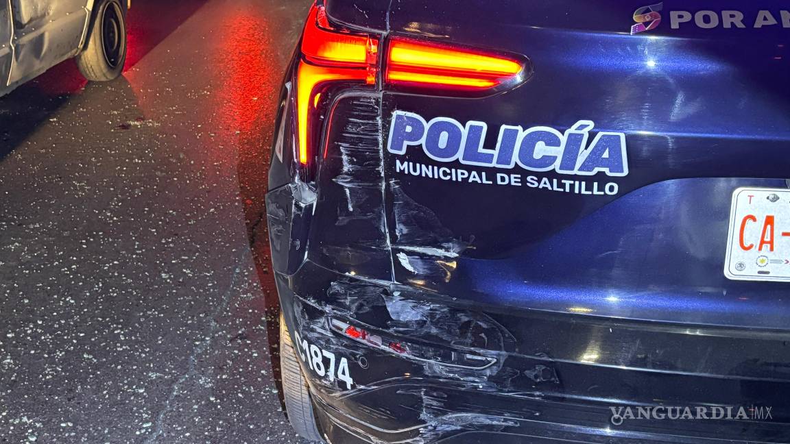 $!La patrulla que abanderaba el accidente resultó con daños en la parte trasera tras ser impactada por un taxi por aplicación, aunque los oficiales se encontraban ilesos.