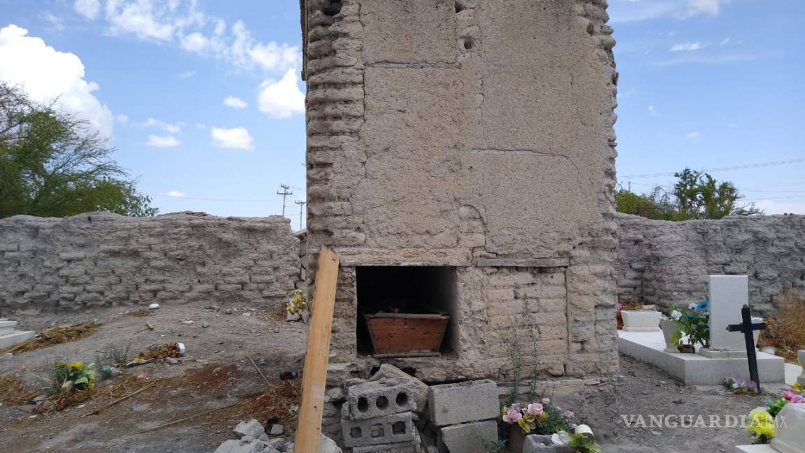 Destruyen saqueadores de tumbas una cripta de 150 años y sacan a momia en Parras