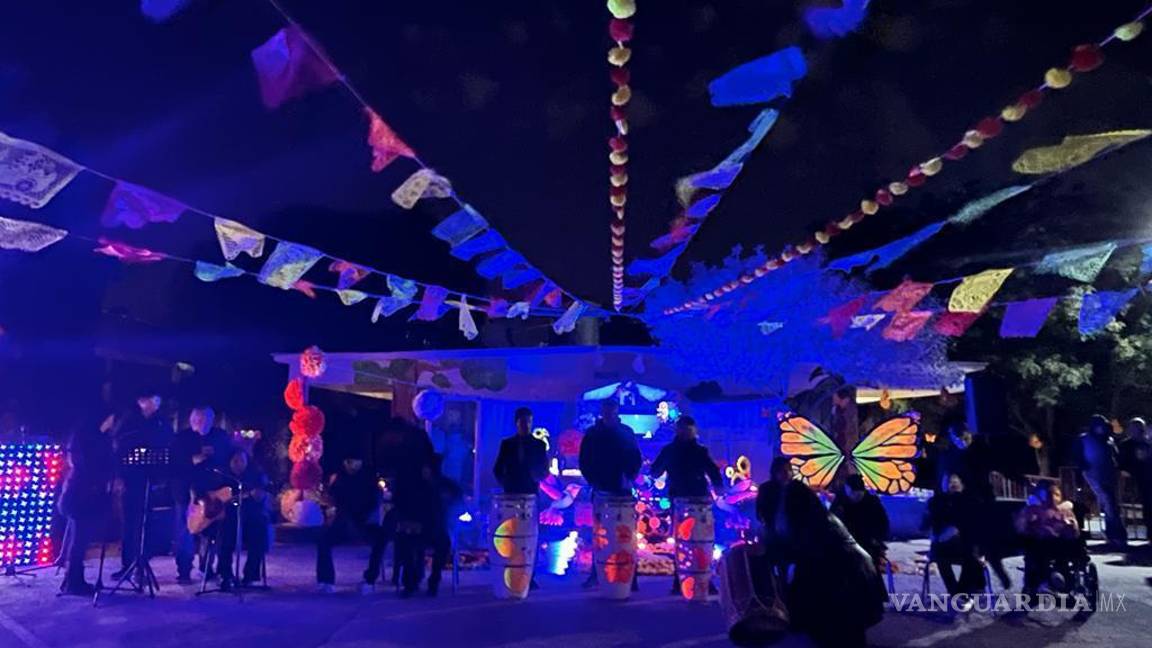 $!Los estudiantes realizaron actuaciones y lecturas de poesía para honrar la memoria de la maestra que les brindó un espacio seguro para aprender.