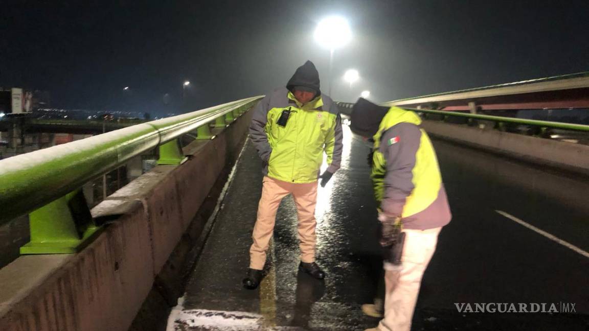 $!Elementos de Protección Civil esparcieron sal en el Distribuidor Vial “El Sarape” para evitar accidentes por el congelamiento del pavimento.