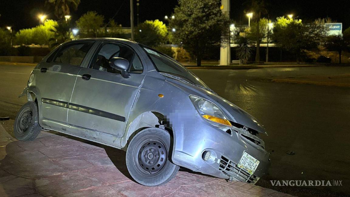 $!El conductor fue detenido por elementos de Tránsito Municipal tras ser encontrado en evidente estado de ebriedad.