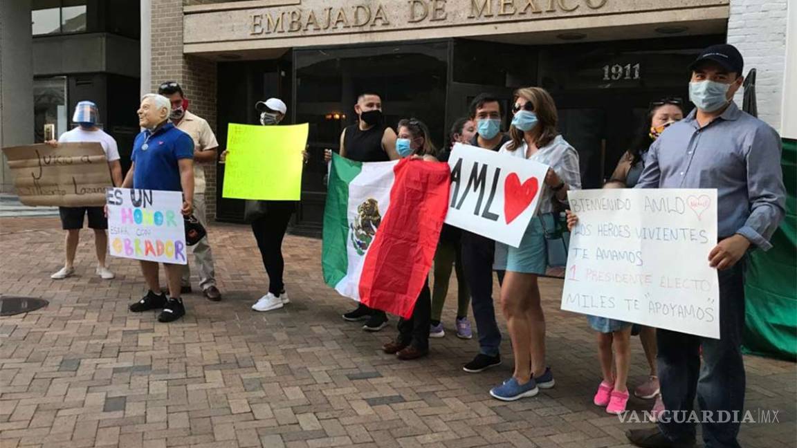 Mexicanos en EU reciben con pancartas a AMLO desde la embajada