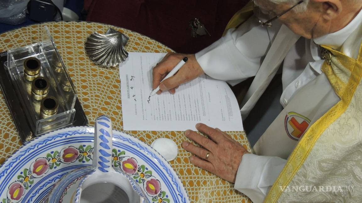 $!Sacerdote católico en Madrid ha bautizado a 15 hijos de parejas homosexuales