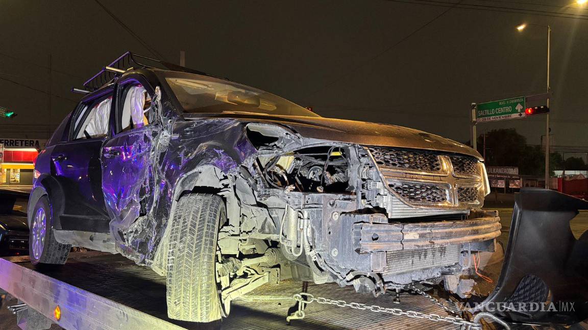 $!Afortunadamente, la conductora de la Dodge Journey no sufrió lesiones graves a pesar de la violencia del impacto.