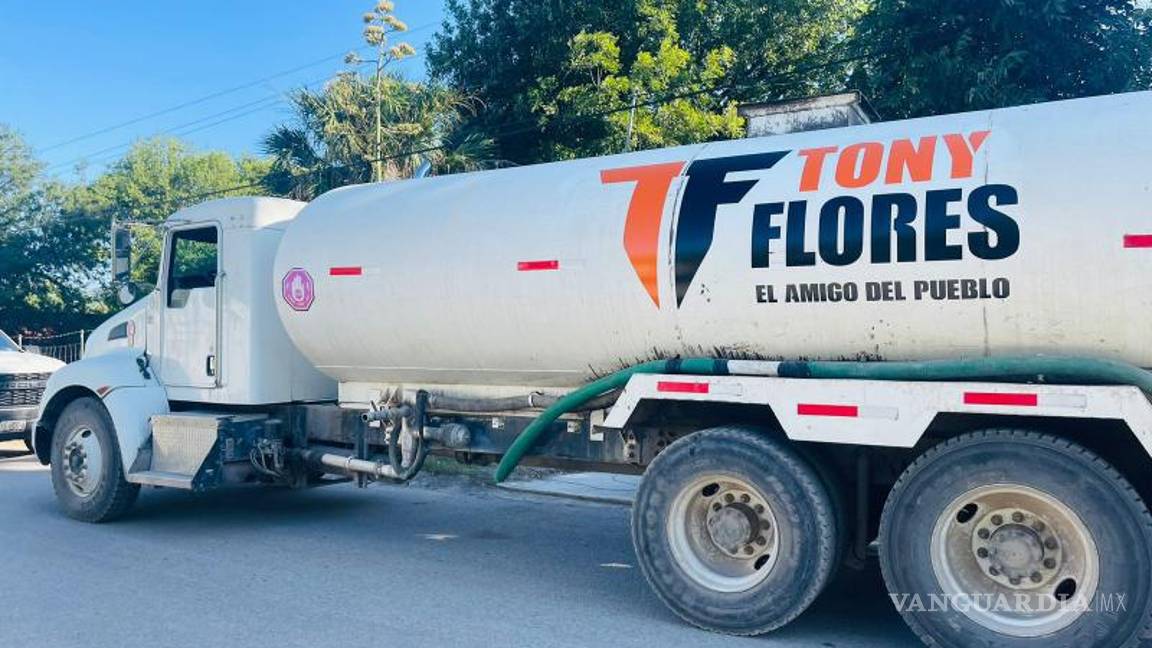$!Las pipas de agua que Tony Flores regala a la población.