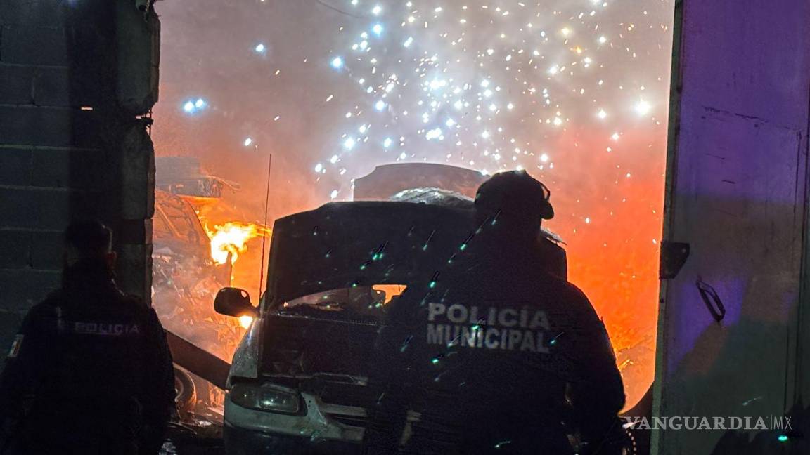 $!Las llamas dañaron el cableado eléctrico, lo que aumentó el riesgo en la zona del siniestro.