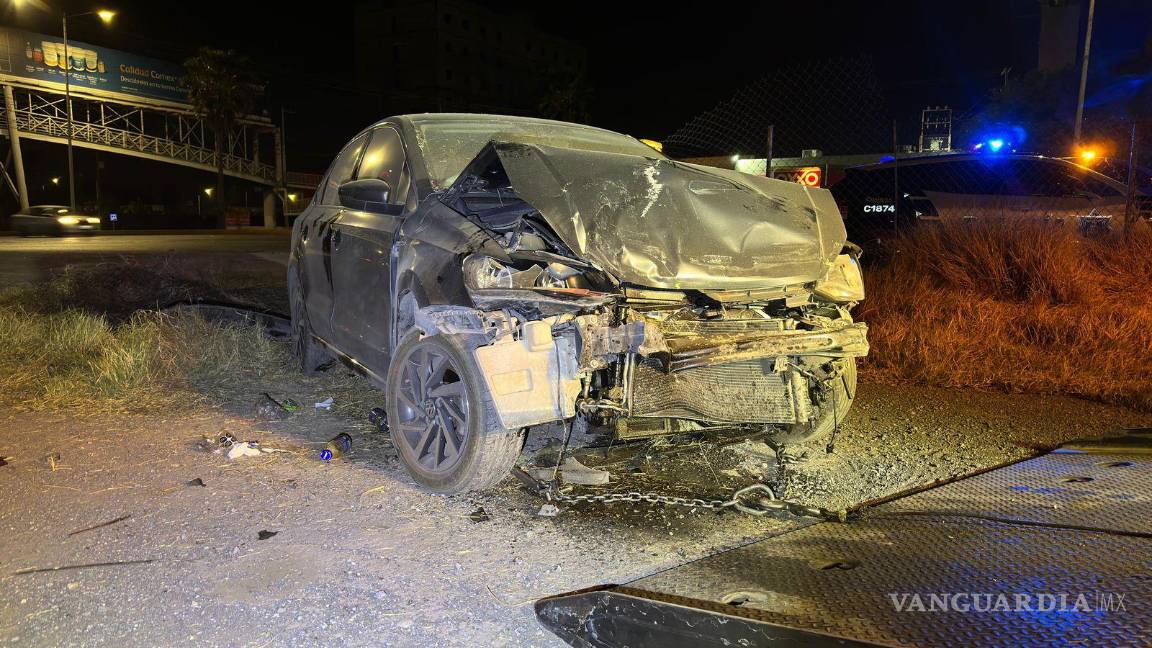 $!El Volkswagen Vento terminó dentro de un terreno baldío tras el choque por alcance en el bulevar Venustiano Carranza.