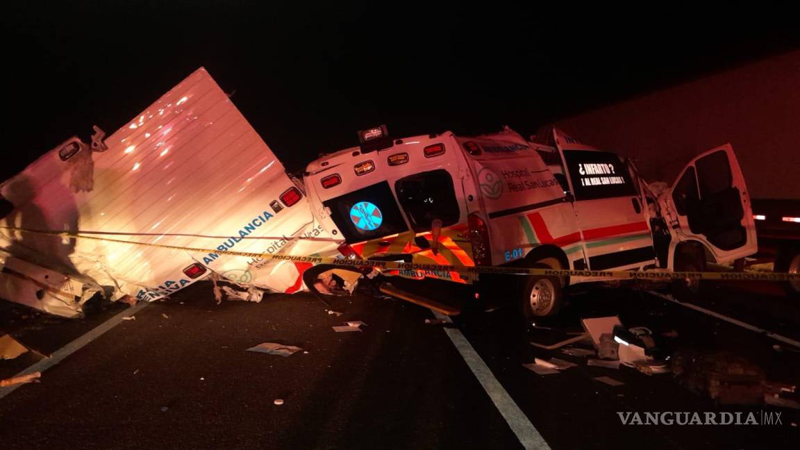 Choca ambulancia contra caja de tractocamión en Nuevo León, hay cuatro muertos