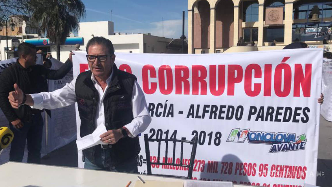 Regidor independiente César Flores realiza una &quot;Expo Corrupción&quot; en Monclova