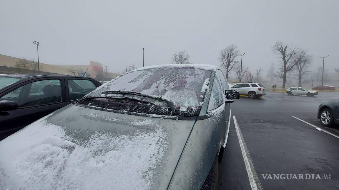 $!En vehículos es notoria la caída de aguanieve.