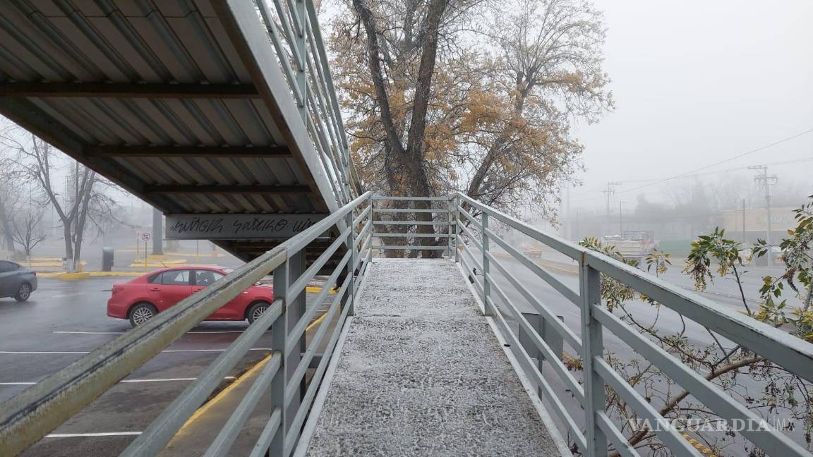 $!Al sur de la ciudad, la presencia de aguanieve complica el caminar de los peatones.