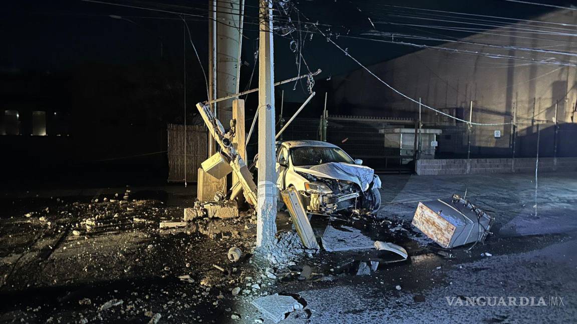 Acelerado derriba poste de luz y causa apagón en Saltillo; destroza su auto