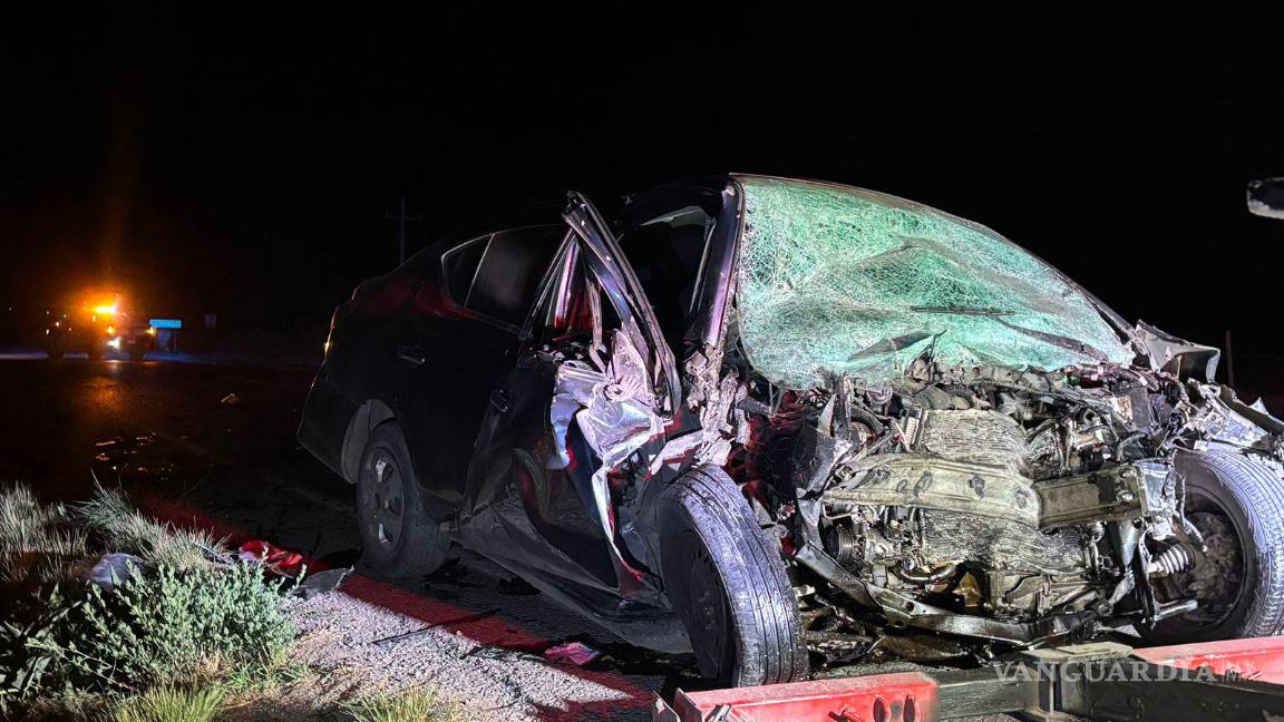 $!El conductor del Nissan Versa perdió la vida de manera instantánea debido a la brutalidad del choque.