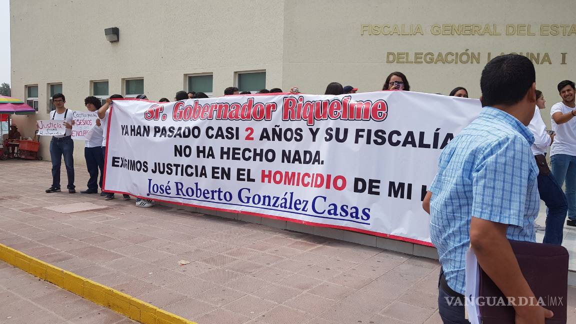 $!Se reúnen con fiscal Márquez Guevara para exigir justicia por asesinato de joven en Torreón