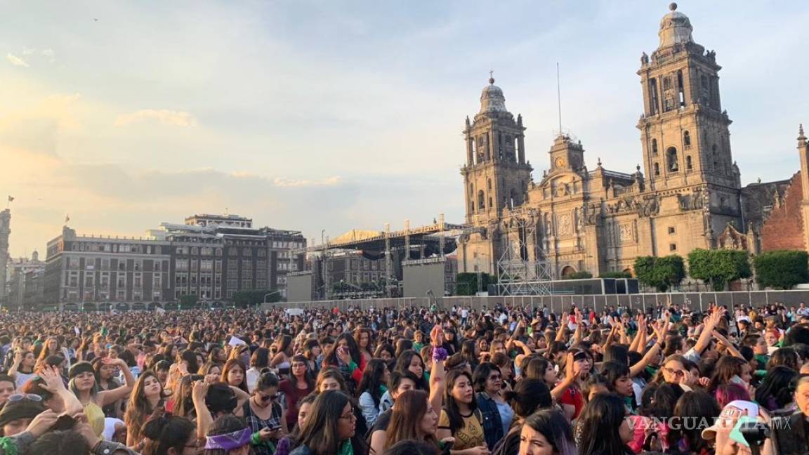 'Y la culpa no era mía, ni dónde estaba, ni cómo vestía': mujeres protestan contra la violencia de género con performance en el Zócalo