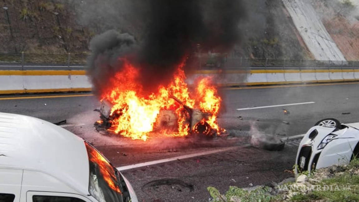 Tráiler sin frenos provoca fatal carambola en Autopista del Sol