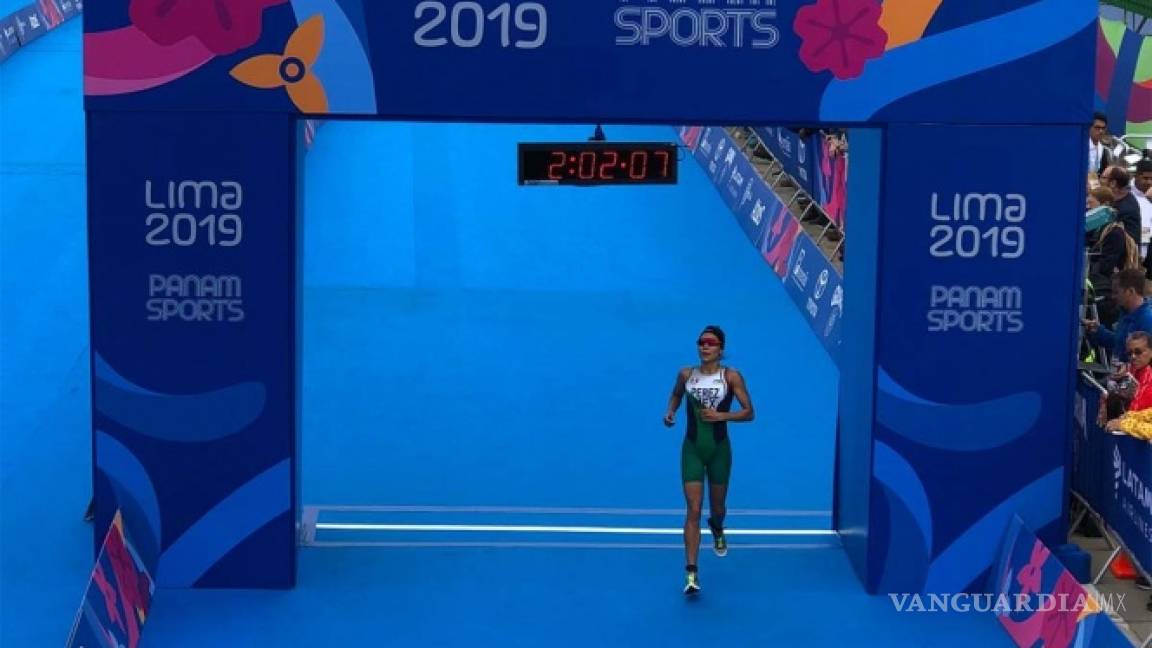 Cecilia Flores se cuelga bronce en triatlón