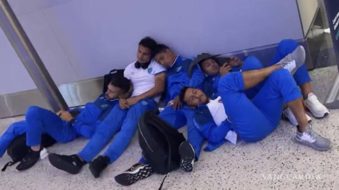 Selección de Guatemala duerme en el suelo previo al juego contra México