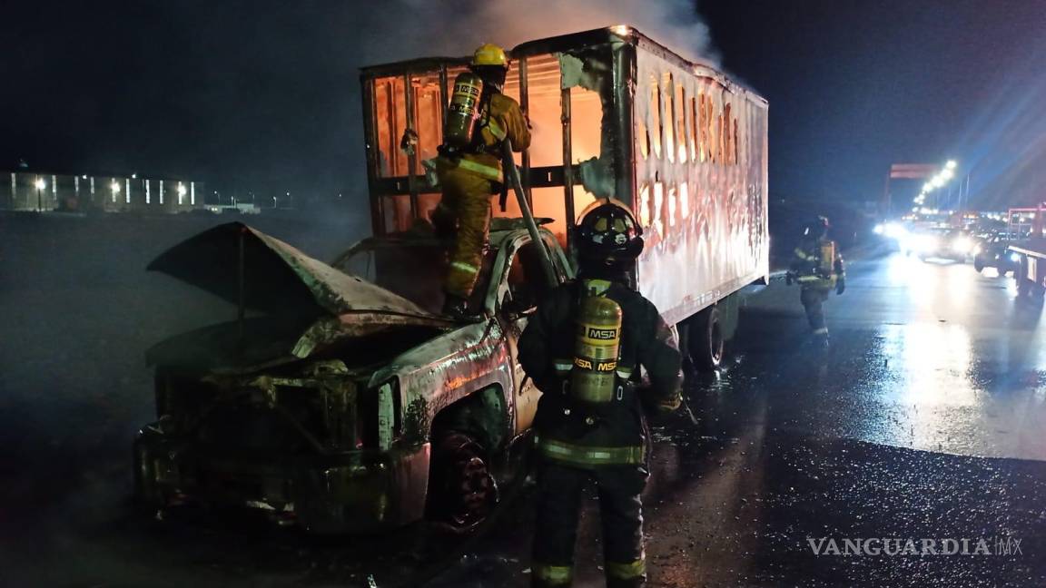 Arde camión en Ramos Arizpe; llevaba tapetes