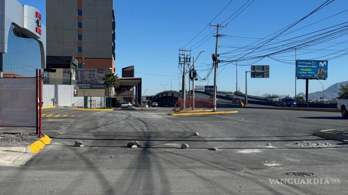 Saltillo: Piden atención en obras de estacionamiento que utilizan como vialidad