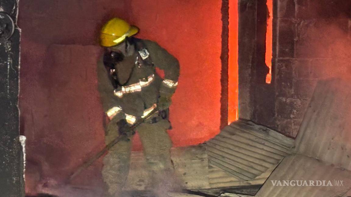 $!El taller quedó reducido a cenizas, con daños totales en su interior.