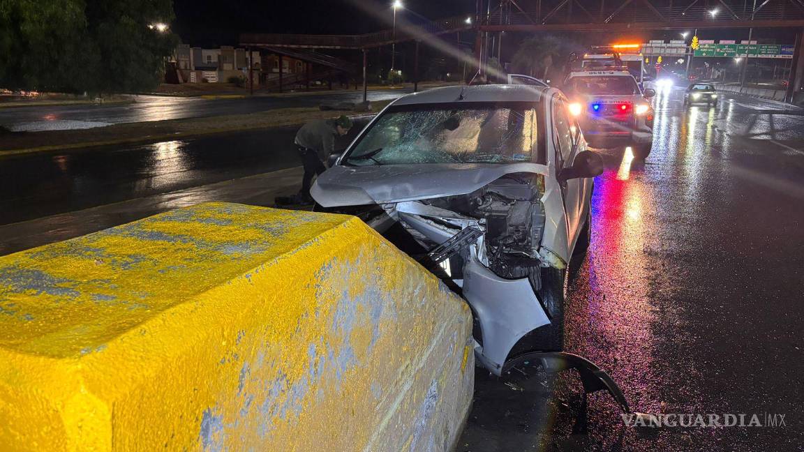 $!Automovilistas se detuvieron para auxiliar al conductor desorientado.