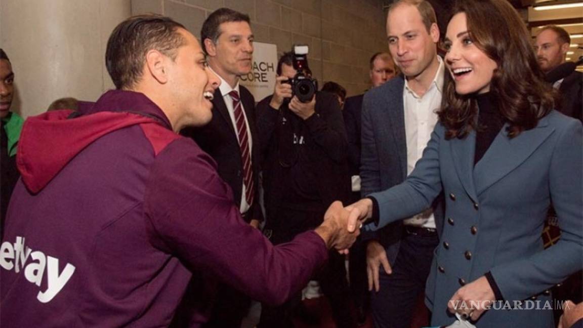 Le dan bienvenida real al ‘Chicharito’ en Inglaterra