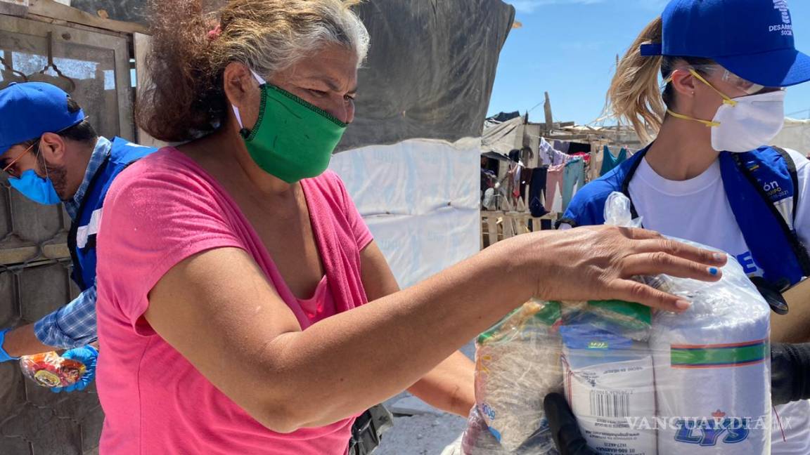 Reparten despensas y kits sanitizantes en 80 colonias vulnerables de Torreón
