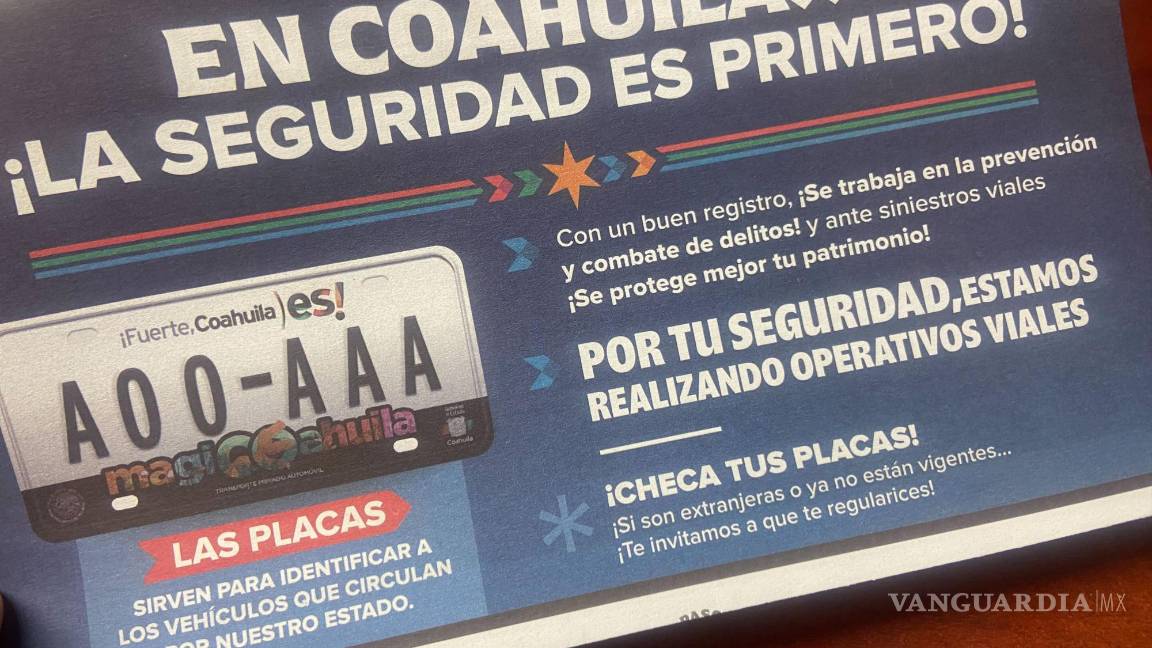 $!Conductores reciben folletos informativos sobre la regularización de placas.