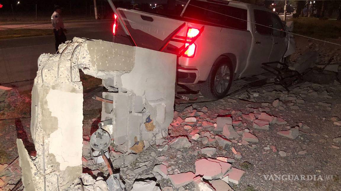 $!La camioneta destrozó un poste de concreto.