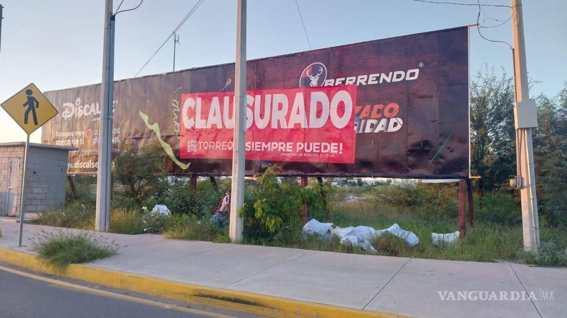 Clausuran cuatro anuncios en Torreón por falta de permisos e invadir espacios públicos