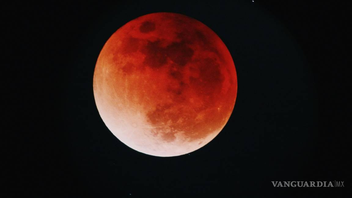 $!La Luna de Sangre ocurre cuando la Tierra se interpone entre el Sol y la Luna.