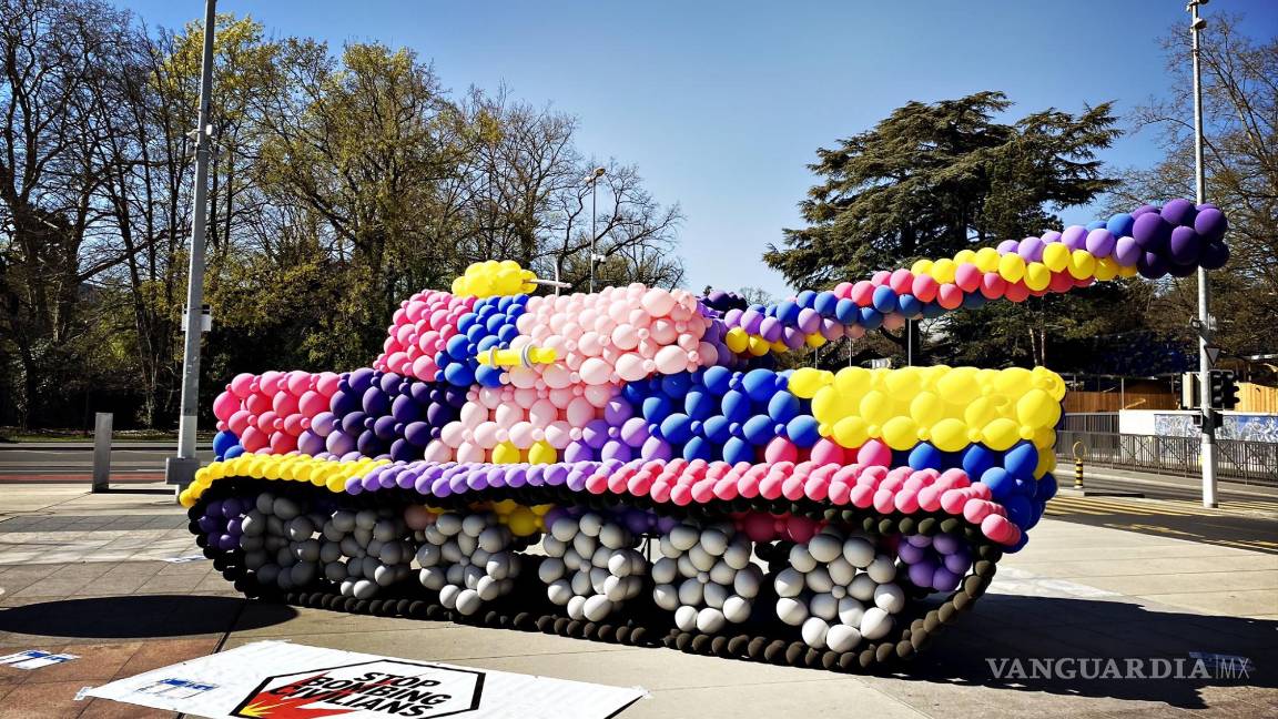 $!Un tanque hecho con globos biodegradables de la campaña ‘Stop Bombing Civilians’ de Handicap International.