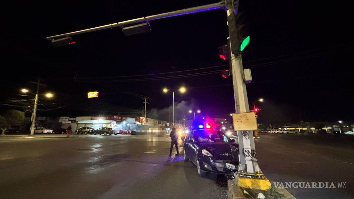 $!El auto involucrado quedó obstruyendo el carril de baja velocidad tras el aparatoso choque.