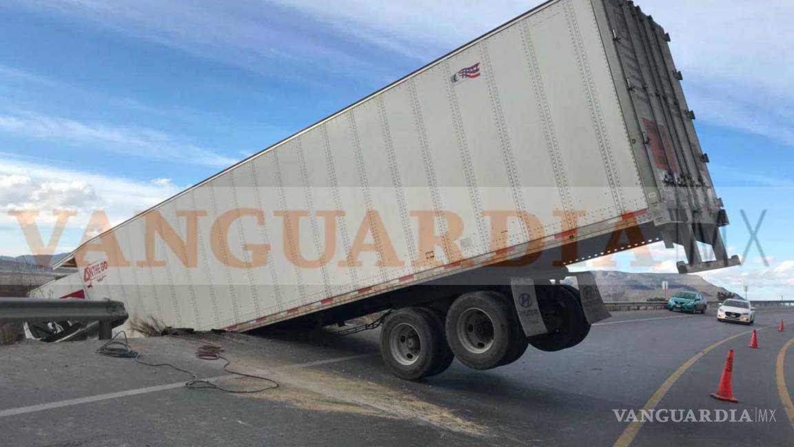 Registran accidente en la carretera a Zacatecas; tráiler cuelga en orilla de un paso a desnivel