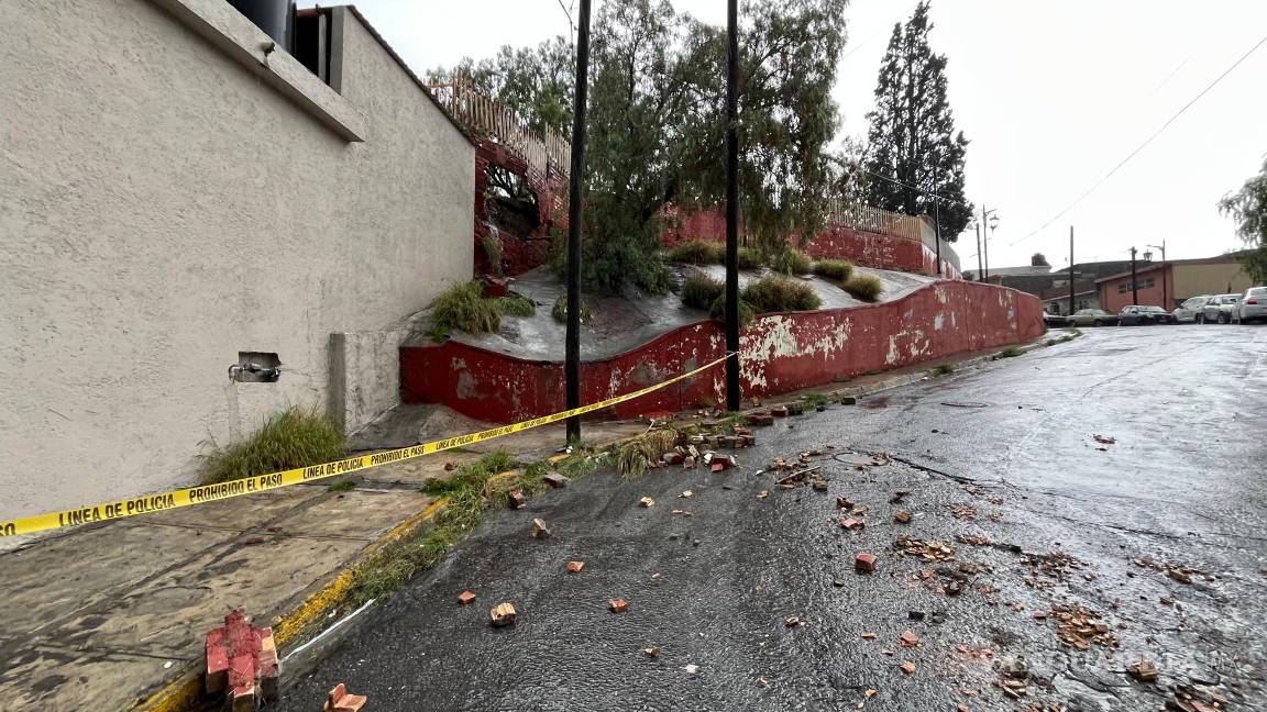 $!La barda de la Escuela Juan Enrique Pestalozzi colapsó durante la tormenta; sus ladrillos fueron arrastrados por la corriente en calles del barrio Ojo de Agua.