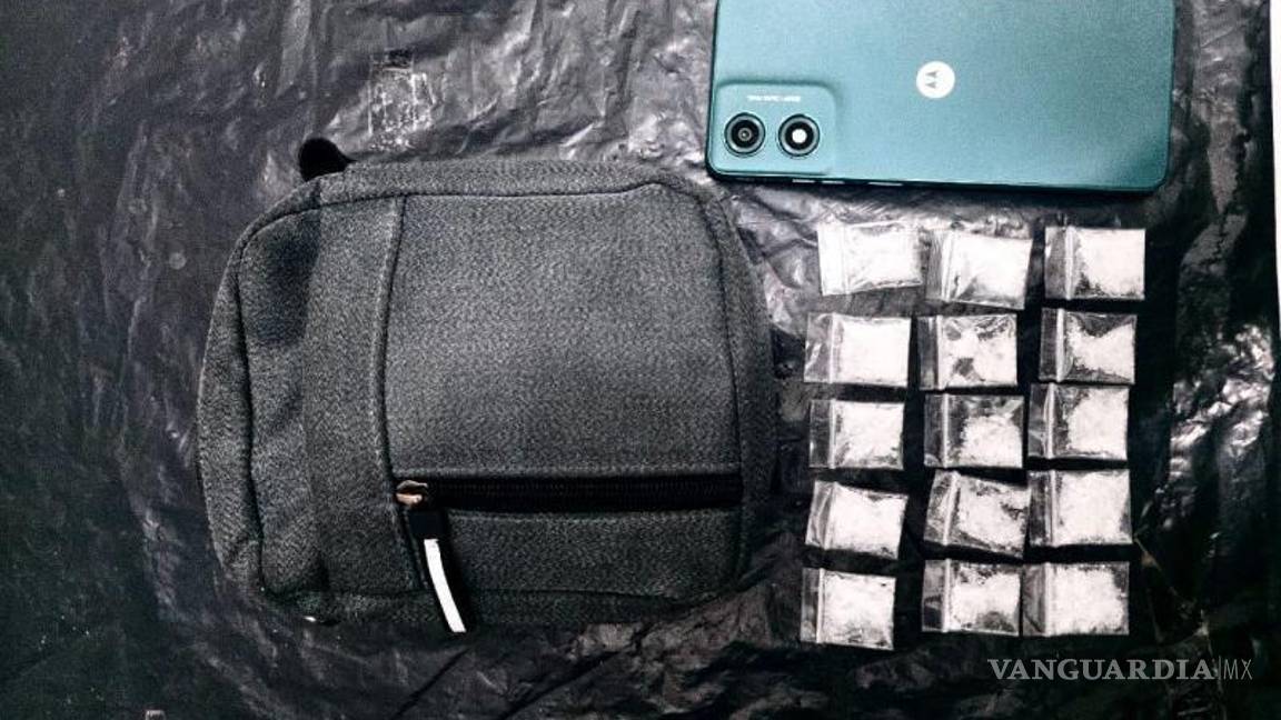 $!Elementos de la policía aseguraron 15 bolsas de cristal y un teléfono celular durante la detención del presunto narcomenudista.